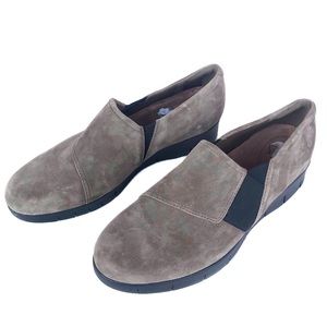 Clarks Taupe Suede Leather Slip On Loafer Casual Comfortable Shoes EUC 9.5W